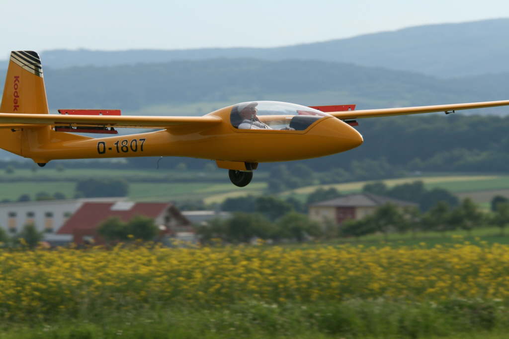 Claudia Zimmer im Landeanflug mit dem SZD 59 von HB Modellbau